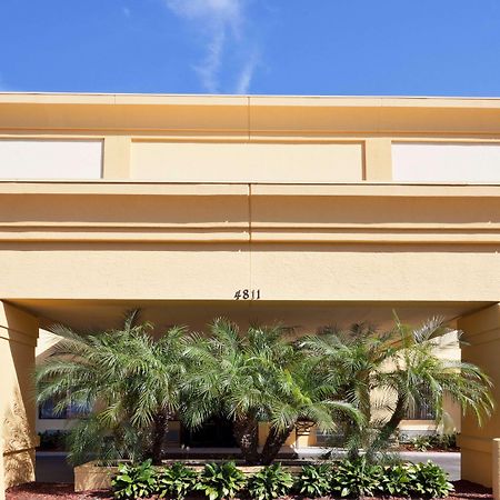 فندق لا كوينتا إن آند سويتس باي ويندام تامبا فيرجراوندز - كاسينو المظهر الخارجي الصورة