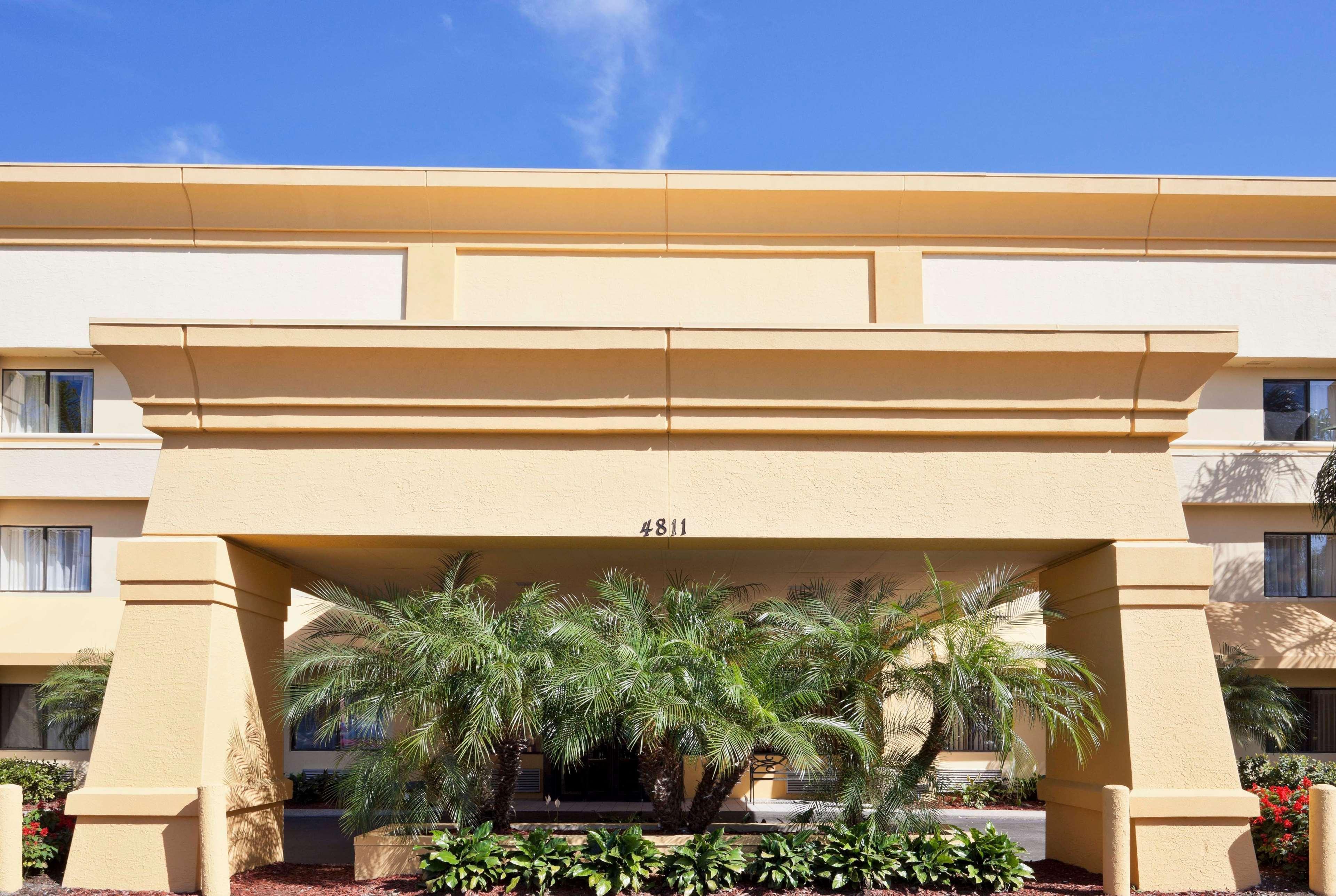 فندق لا كوينتا إن آند سويتس باي ويندام تامبا فيرجراوندز - كاسينو المظهر الخارجي الصورة